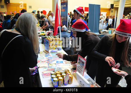 (171202) -- Riga, déc. 2, 2017 (Xinhua) -- les enfants de l'école international de Riga à vendre leurs biens au cours de l'assemblée annuelle de bienfaisance noël bazar à Riga, capitale de Lettonie, le dec. 2, 2017. un total de 29 ambassades et missions diplomatiques à la Lettonie a soulevé 40 000 euros à l'appui de divers programmes de bienfaisance, avec une attention particulière pour les familles à faible revenu, les jeunes mères célibataires, des enfants dans le besoin, les personnes âgées, et les victimes de violence. (Xinhua/janis) Banque D'Images