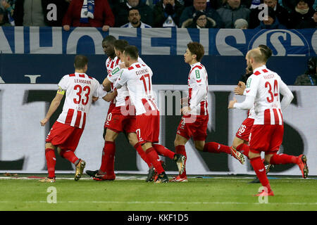 Gelsenkirchen, Allemagne. 2 décembre 2017. Les joueurs de Koeln célèbrent après avoir marqué lors du match de Bundesliga entre FC Schalke 04 et 1. FC Koeln au Veltins-Arena à Gelsenkirchen, Allemagne, le 2 décembre 2017. Le match s'est terminé par un tirage au sort de 2-2. Crédit : Joachim Bywaletz/Xinhua/Alamy Live News Banque D'Images