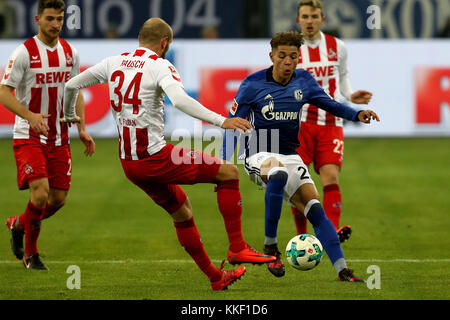 Gelsenkirchen, Allemagne. 2 décembre 2017. Konstantin Rausch (2ème l) de Koeln affronte amine Harit (2ème R) de Schalke lors du match de Bundesliga entre FC Schalke 04 et 1. FC Koeln au Veltins-Arena à Gelsenkirchen, Allemagne, le 2 décembre 2017. Le match s'est terminé par un tirage au sort de 2-2. Crédit : Joachim Bywaletz/Xinhua/Alamy Live News Banque D'Images