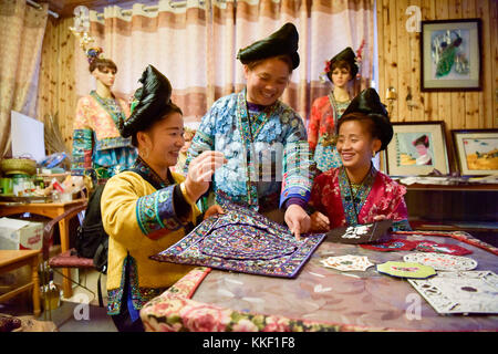 Qiandongnan, province chinoise du Guizhou. 1er décembre 2017. Les femmes du groupe ethnique Miao font des travaux de broderie au village de ma'an du comté de Congjiang, province du Guizhou du sud-ouest de la Chine, Dec. 1, 2017. La conception informatique et le travail mécanique ont contribué à promouvoir la transformation de l'industrie traditionnelle de la broderie à la main. Crédit : Wu Dejun/Xinhua/Alamy Live News Banque D'Images