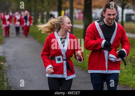 Clapham Common, London, UK. 3 Décembre, 2017. Les participants de tous âges don Père Nöel pour le London Santa Dash sur Clapham Common. L'événement était de réunir des fonds pour l'hôpital Great Ormond Street (Gosh) Children's Charity et cause un 5 ou 10k. Crédit : Guy Bell/Alamy Live News Banque D'Images