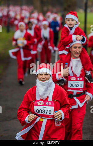 Clapham Common, London, UK. 3 Décembre, 2017. Les participants de tous âges don Père Nöel pour le London Santa Dash sur Clapham Common. L'événement était de réunir des fonds pour l'hôpital Great Ormond Street (Gosh) Children's Charity et cause un 5 ou 10k. Crédit : Guy Bell/Alamy Live News Banque D'Images