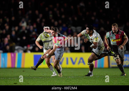 Londres, Royaume-Uni. 06Th Dec, 2017. Marcus Smith (10) des Harlequins a été abordé au cours de Aviva Premiership match entre Harlequins vs Saracens à Twickenham Stoop le dimanche, 03 décembre 2017. Londres en Angleterre. Credit : Crédit : Wu G Taka Taka Wu/Alamy Live News Banque D'Images