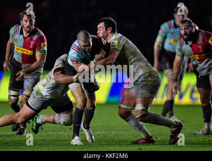 Londres, Royaume-Uni. 06Th Dec, 2017. Mike Brown (15) des Harlequins a été abordé au cours de Aviva Premiership match entre Harlequins vs Saracens à Twickenham Stoop le dimanche, 03 décembre 2017. Londres en Angleterre. Credit : Crédit : Wu G Taka Taka Wu/Alamy Live News Banque D'Images