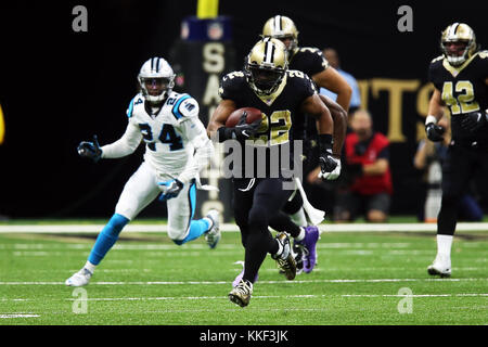 New Orleans, USA. Décembre 03, 2017 - New Orleans Saints d'utiliser de nouveau Mark Ingram (22) exécute 72 yards contre les Panthers de la Caroline au deuxième trimestre à la Mercedes-Benz Superdome de New Orleans, LA. Stephen Lew/CSM Banque D'Images