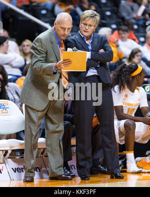 3 décembre 2017 : Holly entraîneur-chef de la Tennessee Warlick Dame bénévoles et l'entraîneur adjoint, doyen Lockwood confèrent au cours du jeu de basket-ball de NCAA entre l'Université du Tennessee Lady bénévoles et le Virginia State University Dame Hornets à Thompson Boling Arena de Knoxville TN Tim Gangloff/CSM Banque D'Images
