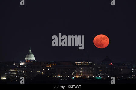 Washington, DC, États-Unis. 3 décembre 2017. 'Supermoon' s'élève au-dessus de Washington, DC, les États-Unis, Dec. 3, 2017. Crédit : Yin Bogu/Xinhua/Alamy Live News Banque D'Images