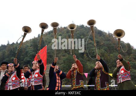 Rongjiang, province chinoise du Guizhou. 3 décembre 2017. Les gens du groupe ethnique Yao célèbrent le Festival Panwang au village de Tashi du comté de Rongjiang, province du Guizhou du sud-ouest de la Chine, Dec. 3, 2017. Le Festival de Panwang est célébré par le peuple Yao pour rendre hommage aux ancêtres. Crédit : Yang Chengli/Xinhua/Alamy Live News Banque D'Images