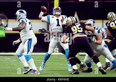 New Orleans, USA. Décembre 03, 2017 - le quart-arrière Carolina Panthers Cam Newton (1) est abordé par New Orleans Saints défensive fin Cameron Jordan (94) alors qu'il relâche la balle à la Mercedes-Benz Superdome de New Orleans, LA. New Orleans Saints 31-21 win. Stephen Lew/CSM Banque D'Images