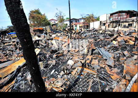 Bangkok. 9Th jul 2017. Cette photo prise le 31 déc. 4, 2017 La montre les ruines d'une communauté après un incendie a éclaté ici le dimanche soir dans le district de ladkrabang suburban Bangkok, Thaïlande. Aucune perte n'a été signalée jusqu'ici et la cause de l'incendie est toujours sous enquête. crédit : rachen sageamsak/Xinhua/Alamy live news Banque D'Images