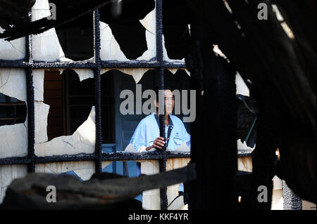 Bangkok, Thaïlande. 9Th jul 2017. un homme donne de brûlé des châssis de fenêtre dans une communauté locale après un incendie a éclaté ici le dimanche soir dans le district de ladkrabang suburban Bangkok, Thaïlande, 31 déc. 4, 2017. aucune perte n'a été signalée jusqu'ici et la cause de l'incendie est toujours sous enquête. crédit : rachen sageamsak/Xinhua/Alamy live news Banque D'Images