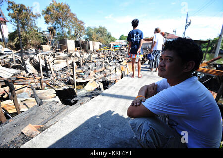 Bangkok, Thaïlande. 9Th jul 2017. un résident est assis à côté des ruines d'une communauté après un incendie a éclaté ici le dimanche soir dans le district de ladkrabang suburban Bangkok, Thaïlande, 31 déc. 4, 2017. aucune perte n'a été signalée jusqu'ici et la cause de l'incendie est toujours sous enquête. crédit : rachen sageamsak/Xinhua/Alamy live news Banque D'Images