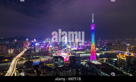 Guangzhou. 1er décembre 2017. La photo prise le 1er décembre 2017 montre la vue nocturne de Guangzhou, province du Guangdong du sud de la Chine. Le Forum mondial Fortune 2017 se tiendra à Guangzhou du 6 au 8 décembre. Crédit : Liu Dawei/Xinhua/Alamy Live News Banque D'Images