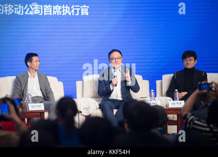 Wuzhen, province chinoise du Zhejiang. 4 décembre 2017. Luo Zhenyu (C), créateur de Logic Show et de l'application mobile Dedao, répond aux questions lors d'une interview de groupe d'entrepreneurs participant à la quatrième Conférence mondiale sur l'Internet à Wuzhen, province du Zhejiang, dans l'est de la Chine, 4 décembre 2017. La quatrième Conférence mondiale sur l'Internet (WIC) se tient dans la ville fluviale de Wuzhen du 3 au 5 décembre. Crédit : Weng Xinyang/Xinhua/Alamy Live News Banque D'Images