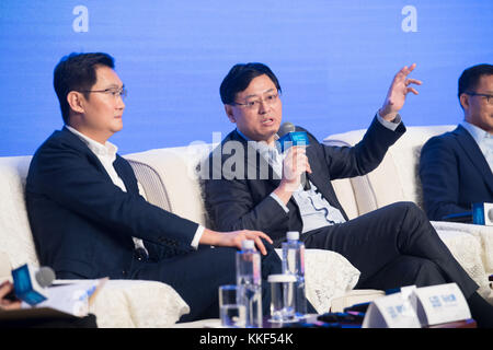 Wuzhen, province chinoise du Zhejiang. 4 décembre 2017. Yang Yuanqing (C), président-directeur général de Lenovo Group, répond à des questions lors d'une interview de groupe avec des entrepreneurs participant à la quatrième Conférence mondiale sur l'Internet à Wuzhen, dans la province du Zhejiang, dans l'est de la Chine, 4 décembre 2017. La quatrième Conférence mondiale sur l'Internet (WIC) se tient dans la ville fluviale de Wuzhen du 3 au 5 décembre. Crédit : Weng Xinyang/Xinhua/Alamy Live News Banque D'Images