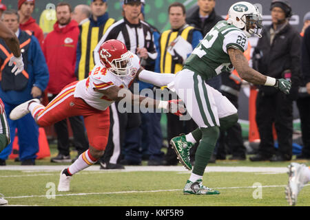 East Rutherford, New Jersey, USA. 19Th Mar, 2017. New York Jets d'utiliser de nouveau Matt Forte (22) passe devant Kansas City Chiefs Darrelle Revis évoluait (24) au cours de la NFL match entre les Chiefs de Kansas City et les New York Jets à MetLife Stadium à East Rutherford, New Jersey. Les Jets de New York a gagné 38-31. Christopher Szagola/CSM/Alamy Live News Banque D'Images
