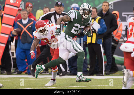 East Rutherford, New Jersey, USA. 19Th Mar, 2017. New York Jets d'utiliser de nouveau Matt Forte (22) passe devant Kansas City Chiefs Darrelle Revis évoluait (24) au cours de la NFL match entre les Chiefs de Kansas City et les New York Jets à MetLife Stadium à East Rutherford, New Jersey. Les Jets de New York a gagné 38-31. Christopher Szagola/CSM/Alamy Live News Banque D'Images