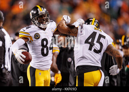 Cincinnati, OH, USA. 9Th Jul 2017. Pittsburgh Steelers wide receiver Antonio Brown (84) célèbre avec Pittsburgh Steelers fullback Roosevelt Nix-Jones (45) après avoir marqué un touché au cours d'un match entre les Pittsburgh Steelers et les Bengals de Cincinnati au Stade Paul Brown à Cincinnati, OH. Les Steelers défait les Bengals 23-20. Adam Lacy/CSM/Alamy Live News Banque D'Images