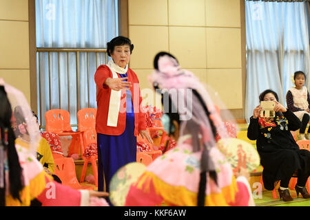 (171205) -- LIUZHOU, Dec. 5, 2017 (Xinhua) -- Li Fusong, 79 ans, un enseignant à la retraite, dirige les enfants à exécuter l'Opéra de Pékin au centre pour enfants de la ville de Liuzhou, dans la région autonome du Guangxi Zhuang, Chine du Sud, Dec. 3, 2017. Li aime l'Opéra de Pékin depuis son enfance, mais elle n'a pas eu la chance d'apprendre l'opéra avant sa retraite en 1994. Au cours de son auto-apprentissage dans les dix années suivantes, elle a constaté que la plupart des fans d'opéra étaient juste des personnes d'âge moyen et âgées. Elle a ensuite pris la résolution de transmettre l’art traditionnel aux jeunes avec ses propres efforts. Li a ouvert le PE Banque D'Images