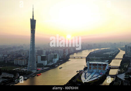 Guangzhou. 1er décembre 2017. La photo prise le 1er décembre 2017 montre Canton Tower et Haixinsha Island à Guangzhou, province du Guangdong au sud de la Chine. Le Forum mondial Fortune 2017 se tiendra à Guangzhou du 6 au 8 décembre. Crédit : Jin Liangkuai/Xinhua/Alamy Live News Banque D'Images