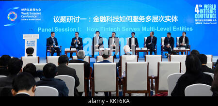 (171205) -- WUZHEN, Dec. 5, 2017 (Xinhua) -- Un forum intitulé «Fintech : trouver la meilleure façon de conduire l'économie réelle» a lieu pendant la Conférence mondiale sur l'Internet à Wuzhen, province du Zhejiang, dans l'est de la Chine, Dec. 5, 2017. (Xinhua/Huang Zongzhi)(mcg) Banque D'Images