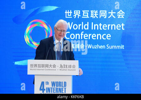 (171205) -- WUZHEN, Dec. 5, 2017 (Xinhua) -- le prix Nobel James Mirrlees prononce un discours lors d'un forum intitulé "Fintech : trouver la meilleure façon de conduire l'économie réelle" lors de la Conférence mondiale sur l'Internet à Wuzhen, dans la province du Zhejiang de l'est de la Chine, Dec. 5, 2017. (Xinhua/Huang Zongzhi)(mcg) Banque D'Images