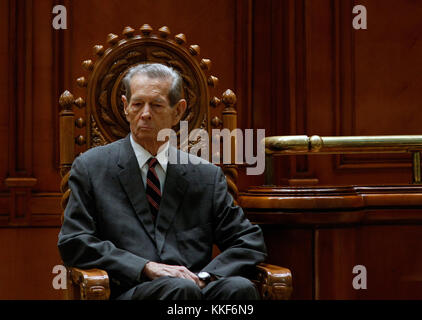 Bucarest. 25 octobre 2011. La photo prise le 25 octobre 2011 montre l'ancien roi de Roumanie Mihai I à Bucarest, Roumanie. L'ancien roi de Roumanie Mihai I est décédé mardi à l'âge de 96 ans dans sa résidence en Suisse, a annoncé la Maison Royale roumaine ici dans un communiqué. Crédit : Bogdan Cristel/Xinhua/Alamy Live News Banque D'Images