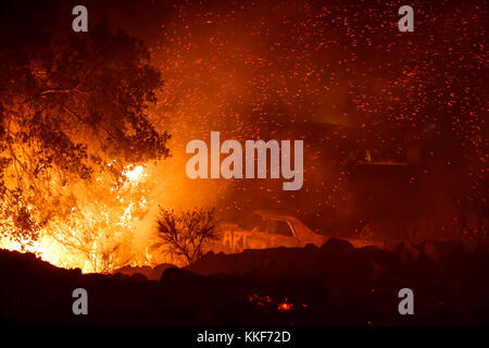 Santa Paula, États-Unis. 5 décembre 2017. La photo prise le 5 décembre 2017 montre un feu de forêt brûlant à Santa Paula, Ventura, aux États-Unis. Un feu de broussailles rapide a explosé à plus de 10 000 acres (40 km carrés) lundi soir dans le comté de Ventura, dans l'État de Californie, menaçant des maisons dans les villes voisines et entraînant la mort d'une personne. Crédit : Xinhua/Alamy Live News Banque D'Images