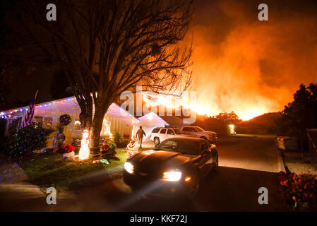 Santa Paula, États-Unis. 5 décembre 2017. La photo prise le 5 décembre 2017 montre un feu de forêt brûlant à Santa Paula, Ventura, aux États-Unis. Un feu de broussailles rapide a explosé à plus de 10 000 acres (40 km carrés) lundi soir dans le comté de Ventura, dans l'État de Californie, menaçant des maisons dans les villes voisines et entraînant la mort d'une personne. Crédit : Xinhua/Alamy Live News Banque D'Images