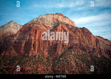 16 novembre 2017 : début de l'hiver doux lumière jette une lueur après-midi paisible de sion sur les murs en grès rouge riche, Zion National Park, UT. Banque D'Images