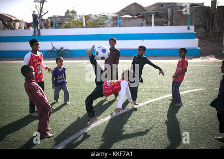 Chabahr, Iran. 3 décembre 2017. Des enfants jouent au football dans la ville portuaire de Chabahar, dans le sud-est de l'Iran, le 3 décembre 2017. Crédit : Ahmad Halabisaz/Xinhua/Alamy Live News Banque D'Images