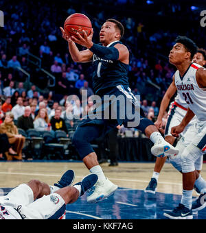 New York, New York, USA. 4 mai, 2014. 5 décembre 2017 : Villanova guard Jalen Brunson prend un shot qu'il tombe et est engagé au cours de la se rencontreront entre les Wildcats de Villanova et dans les Bulldogs de Gonzaga Jimmy Classic au Madison Square Garden le 2 décembre 2017 à New York, New York. ( Photo de Scott Serio/ESW/CSM/Alamy Live News Banque D'Images