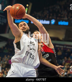 Vilnius, Lituanie. 5 décembre 2017. Doko Salic (G) du Partizan Nis Belgrade se bat pour le ballon avec Loukas Mavrokefalidis du Lietuvos Rytas Vilnius lors de la saison régulière de l'EuroCup 2017-2018 entre Lietuvos Rytas Vilnius de Lituanie et Partizan Nis Belgrade de Serbie à Vilnius, Lituanie, 5 décembre 2017. Crédit : Alfredas Pliadis/Xinhua/Alamy Live News Banque D'Images