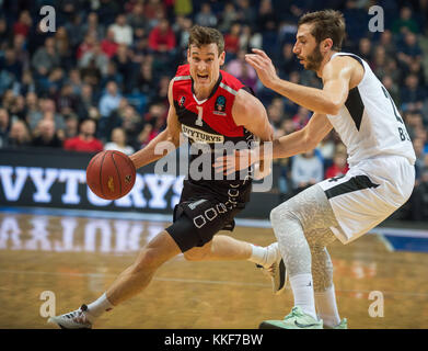 Vilnius, Lituanie. 5 décembre 2017. Ben Madgen (G) de Lietuvos Rytas Vilnius dribble la balle lors de la saison régulière de l'EuroCup de 2017-2018 entre Lietuvos Rytas Vilnius de Lituanie et Partizan Nis Belgrade de Serbie à Vilnius, Lituanie, 5 décembre 2017. Crédit : Alfredas Pliadis/Xinhua/Alamy Live News Banque D'Images