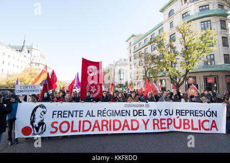 Madrid, Espagne. 6 décembre, 2017. Bannière de la "Coordinadora 25s' pendant la manifestation revendiquant pour la 3e république espagnole qui s'est tenue à Madrid. © valentin sama-rojo/Alamy live news. Banque D'Images