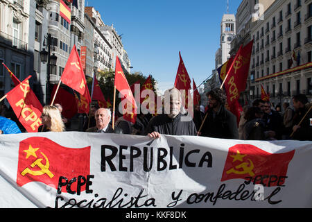 Madrid, Espagne. 6 décembre 2017. Bannière du Parti communiste des peuples d'Espagne (PCPE) lors de la manifestation de revendication de la 3ème République espagnole tenue à Madrid. © Valentin Sama-Rojo/Alamy Live News. Banque D'Images