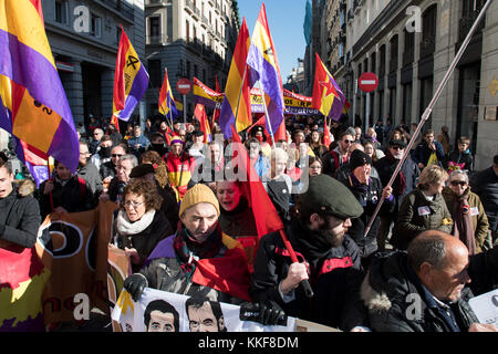 Madrid, Espagne. 6 décembre, 2017. Les manifestants réclamant pour la 3e république espagnole arrivant jusqu'à la puerta del Sol à Madrid. © valentin sama-rojo/Alamy live news.