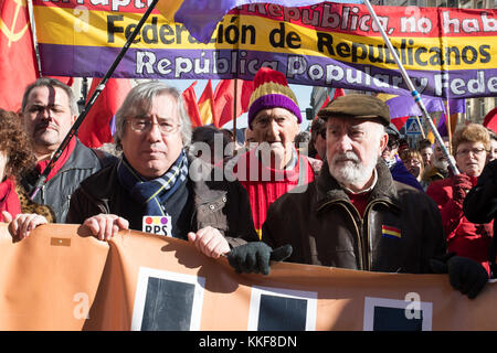 Madrid, Espagne. 6 décembre, 2017. Les personnes portant la bannière principale de la manifestation qui a eu lieu à Madrid pour réclamer la 3ème république espagnole. © valentin sama-rojo/Alamy live news. Banque D'Images