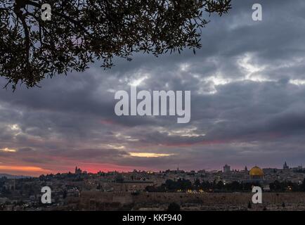 New York, États-Unis. 6 décembre 2017. Dossier photo prise le 6 décembre 2013 montre la vieille ville de Jérusalem. Le président américain Donald Trump le 6 décembre 2017 a reconnu Jérusalem comme la capitale d'Israël. Crédit : Li Rui/Xinhua/Alamy Live News Banque D'Images