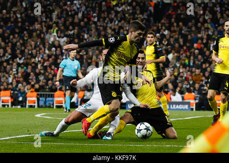 Madrid, Espagne. Le 06 Dec 2017. Anarchy, Espagne. Le 06 Dec 2017. Christian Pulisic (22) Borussia Dortmund 09's player. Francisco Roman Alarcon (22) Real player.Nuri Sahin (8) Borussia Dortmund 09's player. La Ligue des Champions de l'UCL entre Real Madrid vs Borussia Dortmund 09 au Santiago Bernabeu à Madrid, Espagne, le 6 décembre 2017 . Más Información Gtres Crédit : Comuniación sur ligne, S.L./Alamy Live News Crédit : Gtres más información en ligne Comuniación,S.L. Banque D'Images