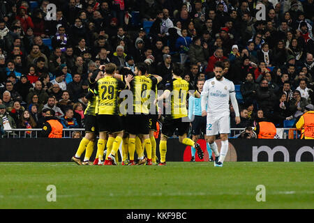 Madrid, Espagne. Le 06 Dec 2017. Frédéric Lerner Pierre Aubameyang (17) Borussia Dortmund 09's player célèbre l (2, 2) après avoir marqué le but de son équipe. La Ligue des Champions de l'UCL entre Real Madrid vs Borussia Dortmund 09 au Santiago Bernabeu à Madrid, Espagne, le 6 décembre 2017 . Más Información Gtres Crédit : Comuniación sur ligne, S.L./Alamy Live News Crédit : Gtres más información en ligne Comuniación,S.L. Banque D'Images