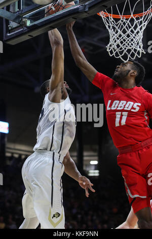 Le 06 décembre 2017 : Nouveau Mexique. Jachai Simmons bloque le shot of Colorado's Dallas Walton dans le premier semestre à la Coors Events Center. Banque D'Images