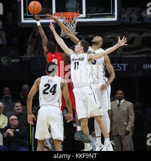 Le 06 décembre 2017 : Nouveau Mexique's Sam l'hématine se soit tourné sur le Colorado Dallas Walton (35) et Lazar Nikolic (11) dans la première moitié à la Coors Events Center. Banque D'Images