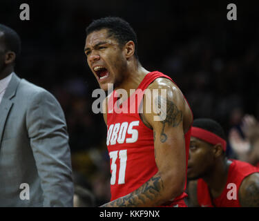 Le 06 décembre 2017 : Nouveau Mexique's Troy Simons est tiré vers le haut sur le banc pendant le match contre Colorado à la Coors Events Center. Banque D'Images