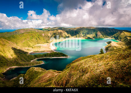 Belle vue panoramique sur le lac Lagoa do fogo dans l'île de São Miguel, Açores, Portugal Banque D'Images