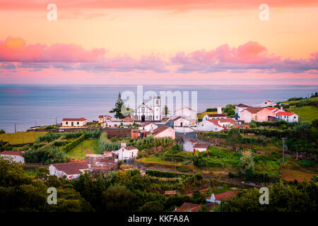 Superbe rose magnifique lever du soleil dans un village de Nordeste, l'île de São Miguel, Açores, Portugal Banque D'Images