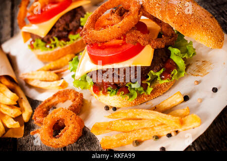 Une cuisine américaine avec des cheesburger, d'oignons et de frites.selective focus sur le cheeseburger Banque D'Images