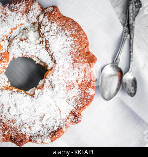 Gâteau bundt sur fond de bois rustique Banque D'Images