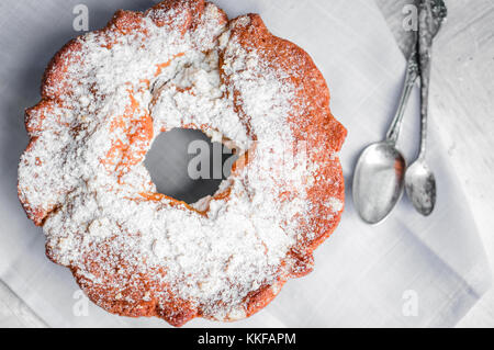 Gâteau bundt sur fond de bois rustique Banque D'Images