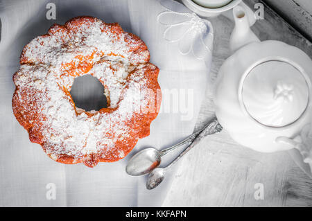 Gâteau bundt sur fond de bois rustique Banque D'Images